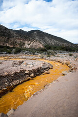 Hermosa vista del Río de Dos colores en la localidad de Chilecito, provincia de La Rioja, en...