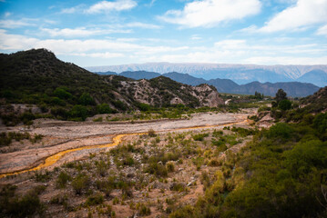 Hermosa vista del Río de Dos colores en la localidad de Chilecito, provincia de La Rioja, en...