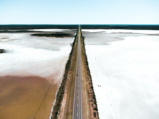 Ruta 40 en Argentina con una increíble vista de salinas donde se aprecia un paisaje de hermosos...