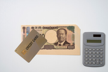 クレジットカードと新紙幣の一万円札と電卓