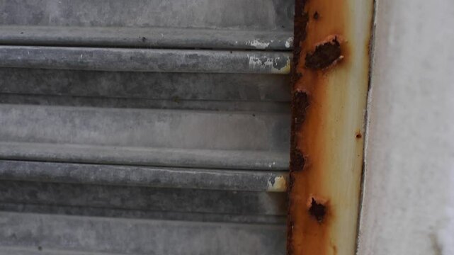 Video de una cortina de metal oxidada ideal para texturas