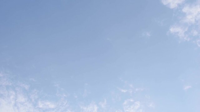 Recorrido de nubes en el cielo ideal para transiciones o videos con letras 