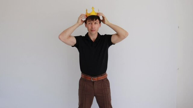 homem coloca  coroa de rei 
