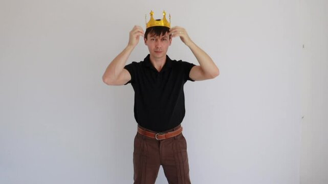 homem usando coroa de rei 