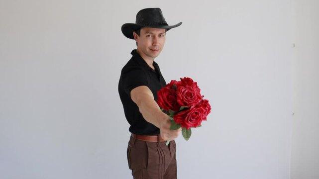 homem entrega flores 