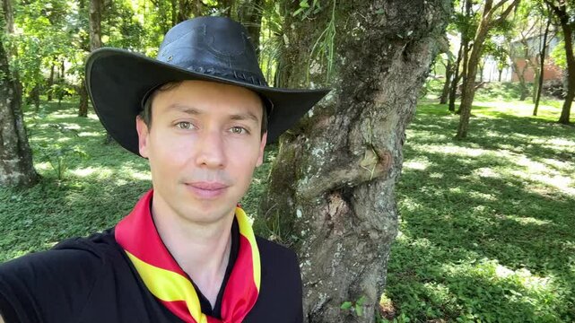 homem ga&uacute;cho de chap&eacute;u no parque 