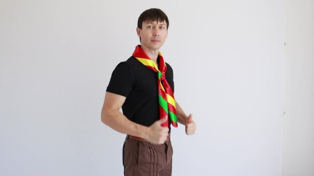 homem com len&ccedil;o no pesco&ccedil;o ,  express&atilde;o positiva 