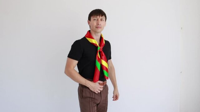 homem tradicional do sul do brasil usando len&ccedil;o 
