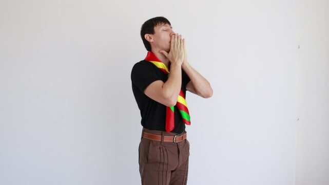 homem ga&uacute;cho com sono 