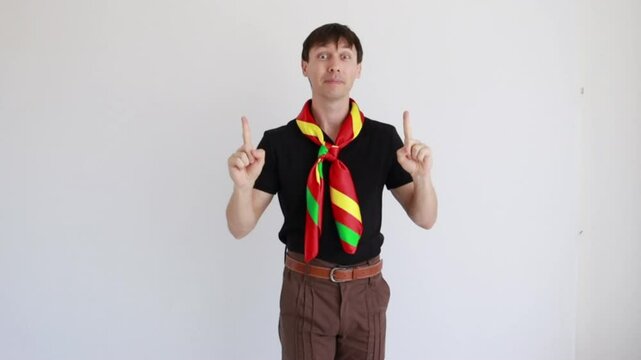 homem ga&uacute;cho aponta para apresenta&ccedil;&atilde;o 