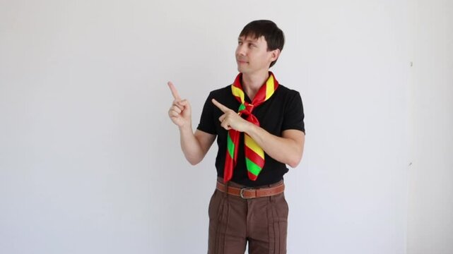 homem ga&uacute;cho aponta para apresenta&ccedil;&atilde;o 