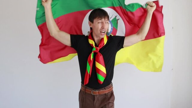 homem ga&uacute;cho com bandeira do rio grande do sul brasil 