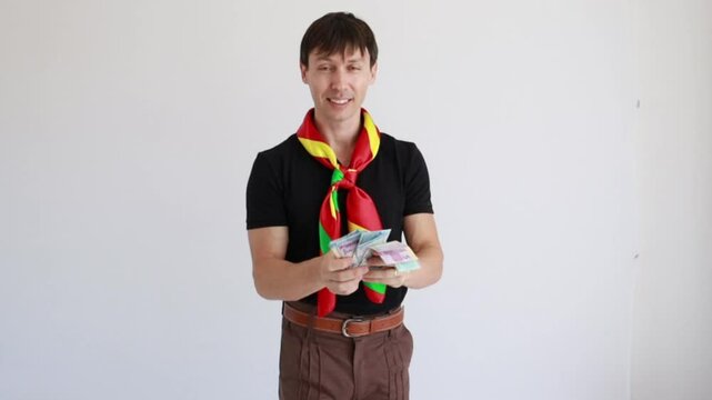 homem ga&uacute;cho  com dinheiro 
