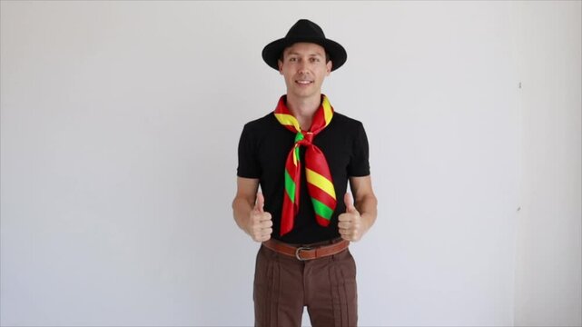 homem feliz usando len&ccedil;o no pesco&ccedil;o e chap&eacute;u tradicional 