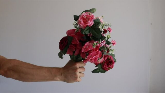 homem entregando flores 