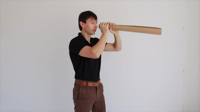 homem olhando em bin&oacute;culo improvisado 