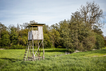 ein Hochsitz am Feldrand