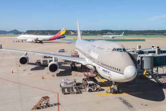 INCHEON, SOUTH KOREA - SEPTEMBER 8, 2009: Asiana Airlines (OZ, AAR) Boeing 747, old brown livery, docked at the terminal gate of Incheon International Airport