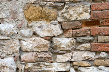 Muro di mattoni e pietre