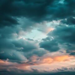 Obraz premium A dramatic sky filled with dark clouds and hints of sunset colors.