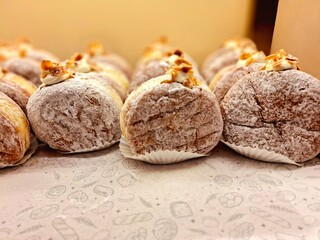 The vanilla-flavored Bomboloni Donut Cake, arranged in a glass showcase, looks very attractive to buyers.