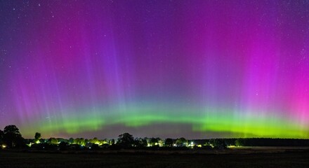 zorza polarna nad miastem © Marek