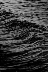 Dettaglio di un onda del mare in bianco e nero