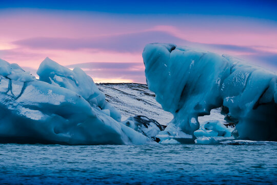 Iceberg islandese che galleggia sul mare al tramonto