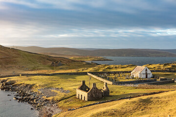 Lunna Kirk, ruin of old fishing booth and 18th century Lunna Kirk at East Lunna Voe, Lunna Ness, United Kingdom, Scotland, Shetland Islands, Mainland