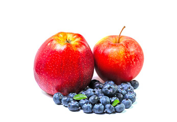 Äpfel und Heidelbeeren vor weißem Hintergrund