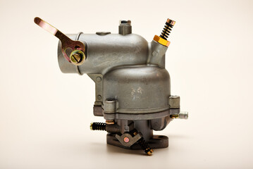 Carburetor for an internal combustion engine. Fuel mixture distribution system.