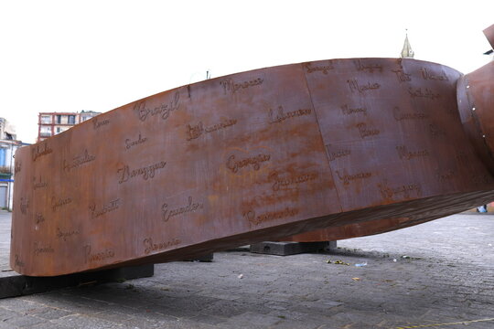 kolossal key, napoli, naples, piazza mercato, italy, art