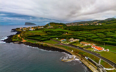 Vista aérea da linha de costa da Ilha Terceira nos Açores. Baía da Salga e Ilhéus das Cabras. 