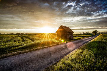 Fototapeta premium eine Hütte im Sonnenuntergang