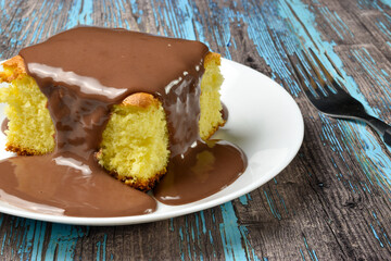 Sponge cake with chocolate sauce