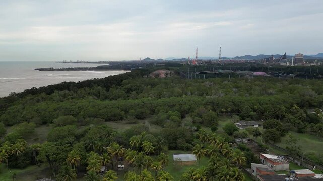 Imagem a&eacute;rea do terminal portu&aacute;rio de Vit&oacute;ria e Serra. Parque industrial de metalurgia com usinas e estrutura para exporta&ccedil;&atilde;o de a&ccedil;o e ferro por nav&iacute;o.