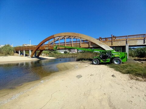 Vila do Conde, Portugal-23 de setembro de 2024: Obras de manuten&ccedil;&atilde;o na ponte de madeira sobre o rio Labruge onde foi necess&aacute;ria a utiliza&ccedil;&atilde;o de m&aacute;quinas de grande altitude. Ponte utilizada pelos pereg