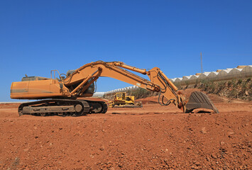 invernadero exterior maquinaria preparando la tierra para nuevo invernadero tierra roja agricultura Almer&iacute;a   4M0A1437-as24