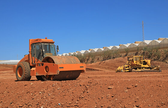 invernadero exterior maquinaria preparando la tierra para nuevo invernadero tierra roja agricultura Almer&iacute;a   4M0A1440-as24