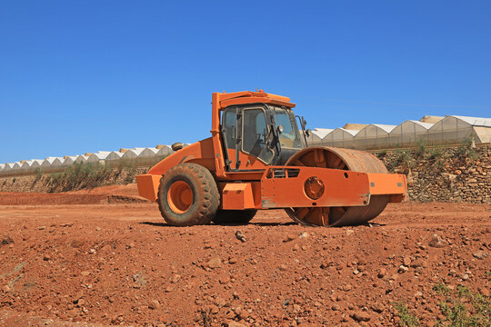 invernadero exterior maquinaria preparando la tierra para nuevo invernadero tierra roja agricultura Almer&iacute;a   4M0A1441-as24