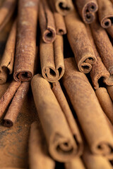 whole spice cinnamon and powdered cinnamon on the table