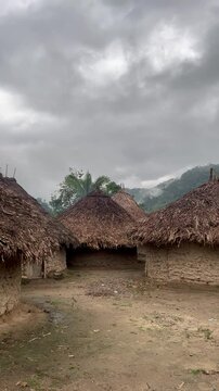 Chozas en pueblo ind&iacute;gena Kogui de la Sierra Nevada de Colombia