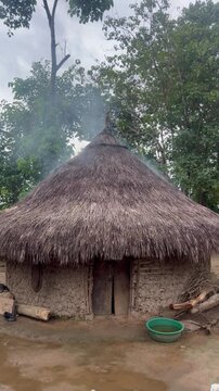 Humo saliendo de casa en pueblo ind&iacute;gena Kogui de la Sierra Nevada de Colombia