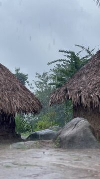 Lluvia en pueblo ind&iacute;gena Kogui de la Sierra Nevada de Colombia