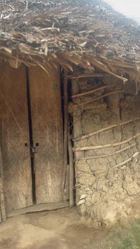 Casa de barro y paja en pueblo ind&iacute;gena Kogui de la Sierra Nevada de Colombia