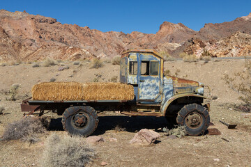Obraz premium Abandoned vintage rusted truck in the desert