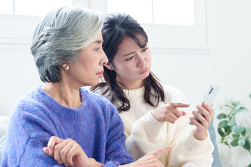 スマートフォンのトラブル　おばあちゃんと孫