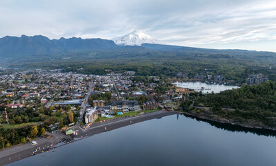 Obraz premium Villarrica city in Chile, panoramic aerial view in a beautiful spring day
