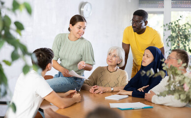 Obraz premium Men and women different ages discussion during business course