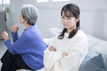 Obraz premium Parent and child fighting in the living room Upper half of image of mother and daughter